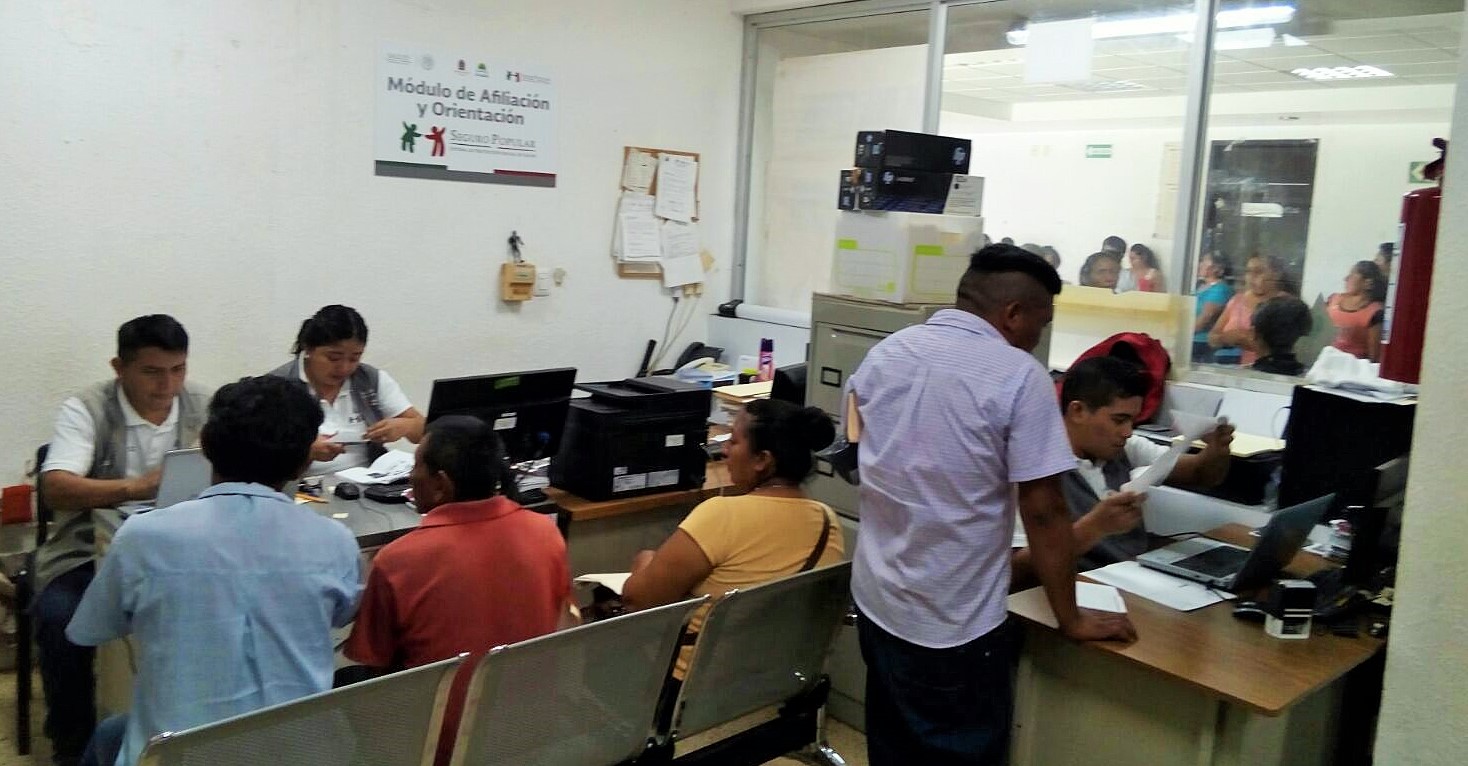 Felipe Carrillo Puerto.- Con el objetivo de garantizar el acceso a la salud a todos los beneficiarios del Programa de Inclusión Social Prospera, identificados con carencia social a las instituciones de seguridad social, Seguro Popular continua en la Estrategia Estatal de Inclusión, a fin de otorgar protección financiera en materia de salud a todos los miembros de la familia.  La directora general del Seguro Popular en Quintana Roo, Aida Gabriela Sosa Guerra, señalo que es un esfuerzo coordinado con la Delegación Prospera en Quintana Roo, dando seguimiento a la solicitud del gobernador de Quintana Roo, Carlos Joaquín de incorporar a todas aquellas personas que se encuentran desprotegidas en salud y que son candidatas a formar parte de Seguro Popular.  El resultado de las audiencias públicas “Platícale al Gobernador” que se llevan a cabo en la identidad ha detectado a muchos personas beneficiarias de Prospera en el estado, que todavía no cuentan con ninguna protección en salud y que pueden gozar de los beneficios de Seguro Popular.  Así mismo, se tiene un registro de beneficiarios Prospera que se les vencerá su Póliza de afiliación en este año y deben renovarla para que no pierdan los beneficios que ofrece Seguro Popular en sus 3 carteras de servicios.  Es por ello que la titular de Seguro Popular en el Estado hizo un llamado a la población beneficiaria de Prospera a que verifiquen la fecha de vencimiento de su póliza de afiliación para que la renueven antes de que expire ya que pueden realizar el trámite hasta con seis meses de anticipación.  “Es un sistema muy noble y productivo para que no desembolsen, no pierdan esta oportunidad, es necesario que revisen la parte superior izquierda de la póliza donde viene la fecha de vencimiento y la póliza tiene una duración de tres años” explicó la directora general del Seguro Popular.  Gabriela Sosa reiteró que para incorporarse a Seguro Popular pueden acudir a cualquiera de los 17 módulos de afiliación y orientación que se tienen en todo el Estado presentando copia de CURP