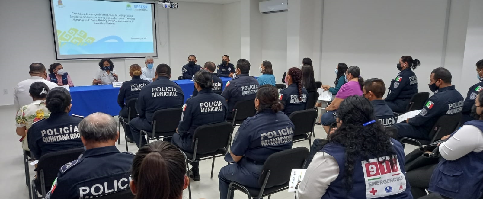 Entrega de constancias de participación en los cursos  Derechos Humanos en la Labor Policial y Derechos Humanos en la Atención a Víctimas en el cepsqroo