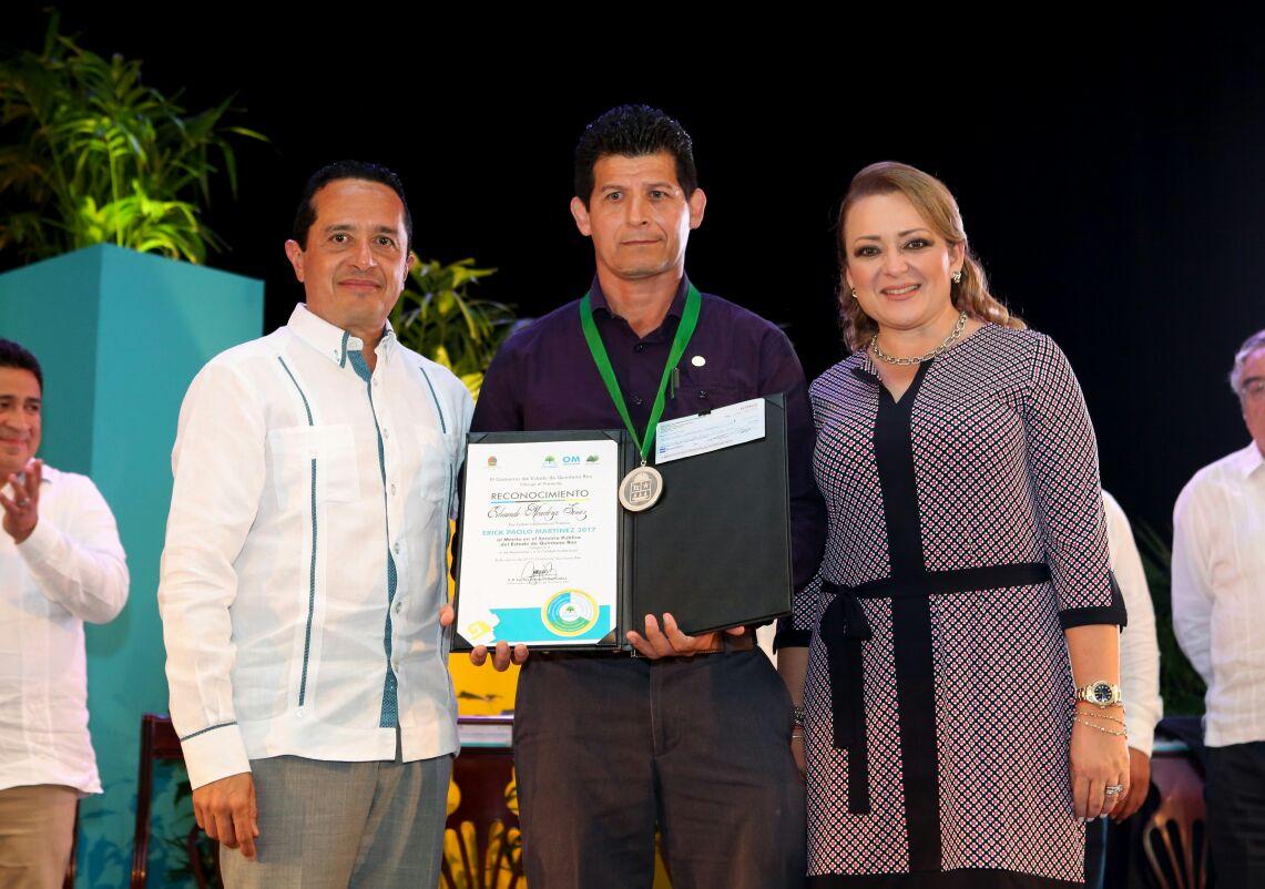 Entrega de la medalla de Premio al Mérito en el Servicio Público del Estado.