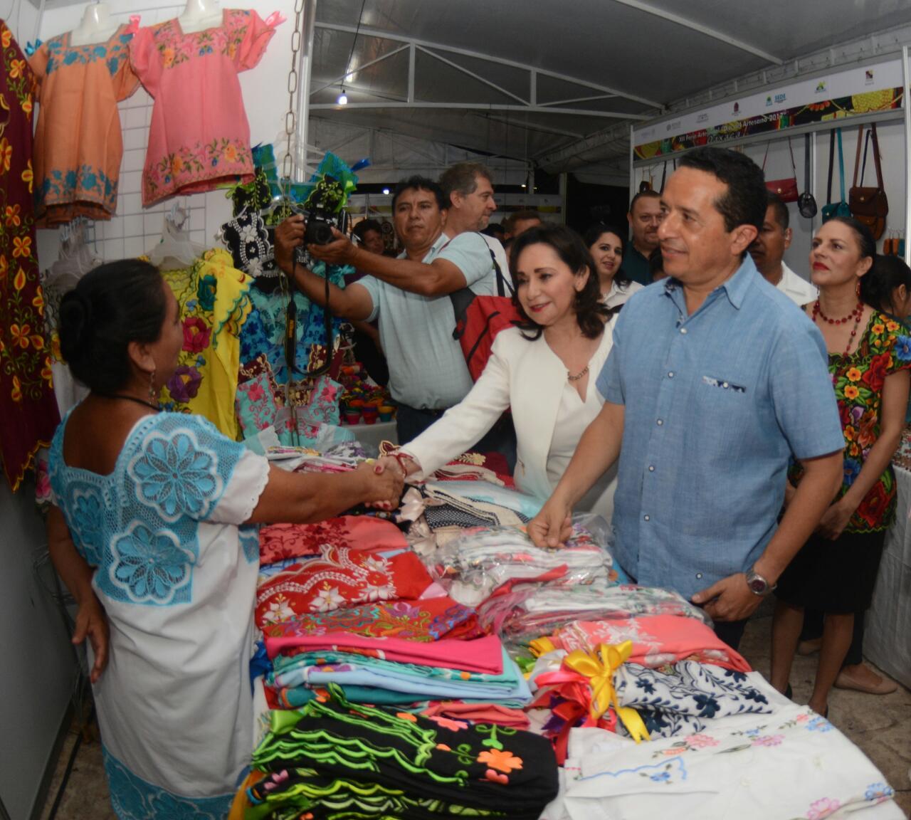 La Lic. Catalina y el Gobernador Carlos Joaquín