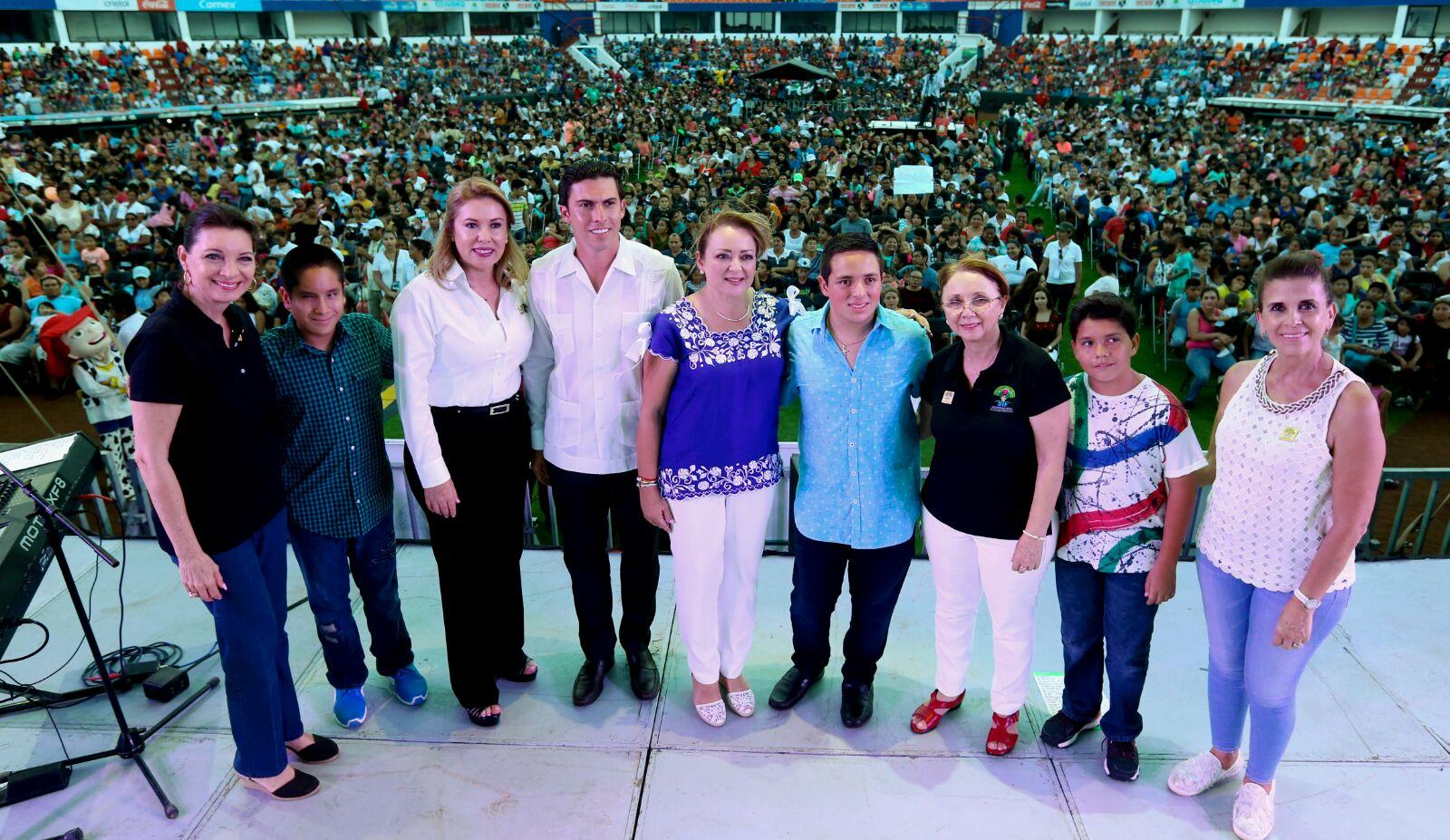 Carlos Joaquín y Gaby Rejón de Joaquín festejaron a las niñas y los niños en su día