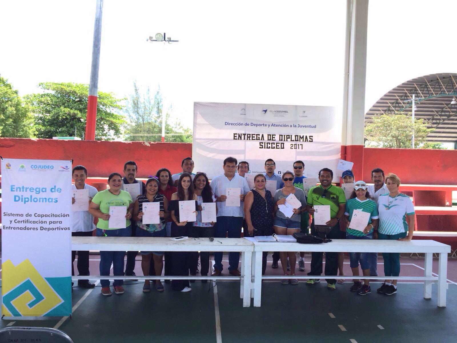 Entrega de diplomas y carnet a entrenadores deportivos