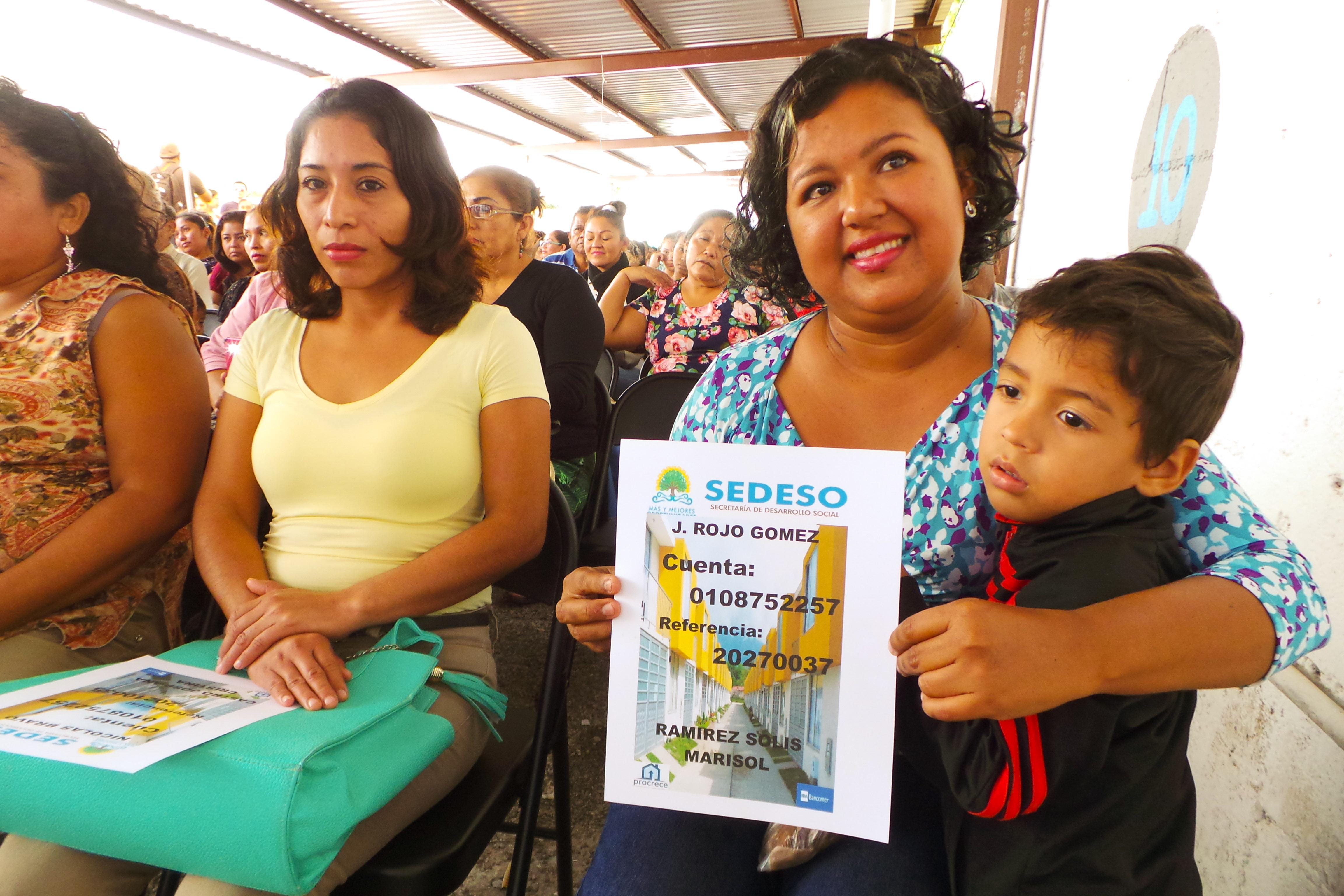 La Sedeso entregó 302 folios bancarios a potenciales beneficiarios de igual número de casas del segundo paquete del Programa de Vivienda Rural e Indígena que puso en marcha el Gobernador Carlos Joaquín,  a fin de disminuir la desigualdad en 35 comunidades del municipio de Othón P. Blanco.