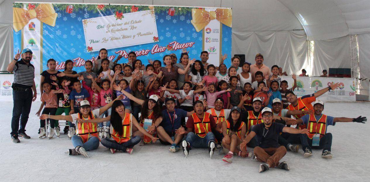 Infantes de la zona maya disfrutan de la pista de patinaje sobre hielo