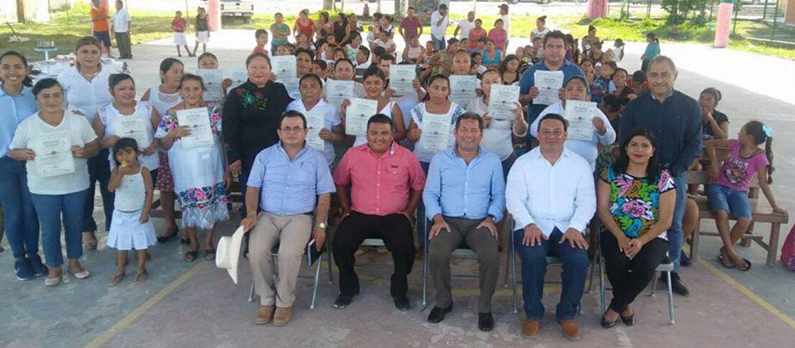 ICATQR entrega constancias a cerca de 60 habitantes de la comunidad de divorciados, municipio de bacalar