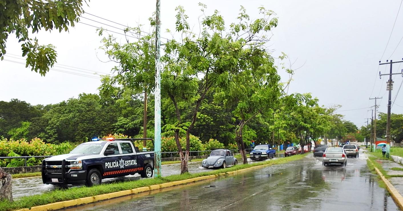 LA SSPQROO ATIENDE VIALIDAD EN PUNTOS AFECTADOS POR LLUVIA