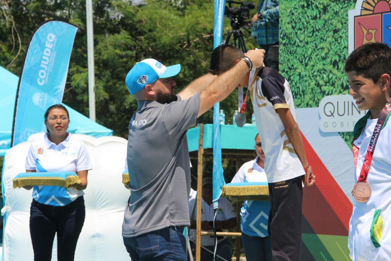 Ambiente de fiesta al inicio de las competencias de Clavados