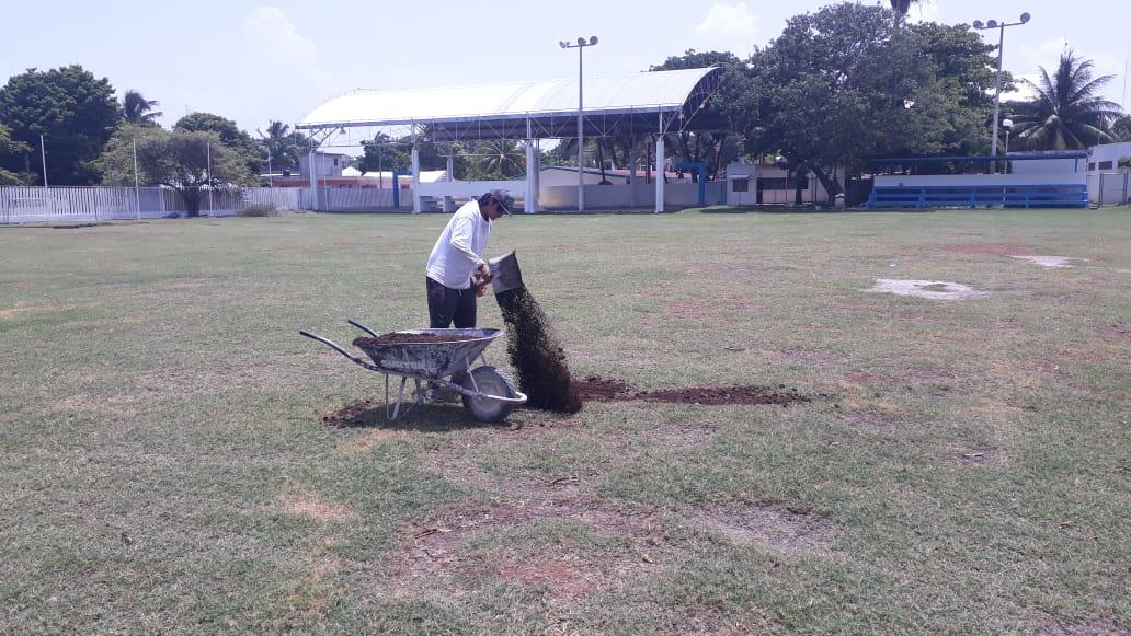 El campo de futbol 5 de Abril recibe mantenimiento