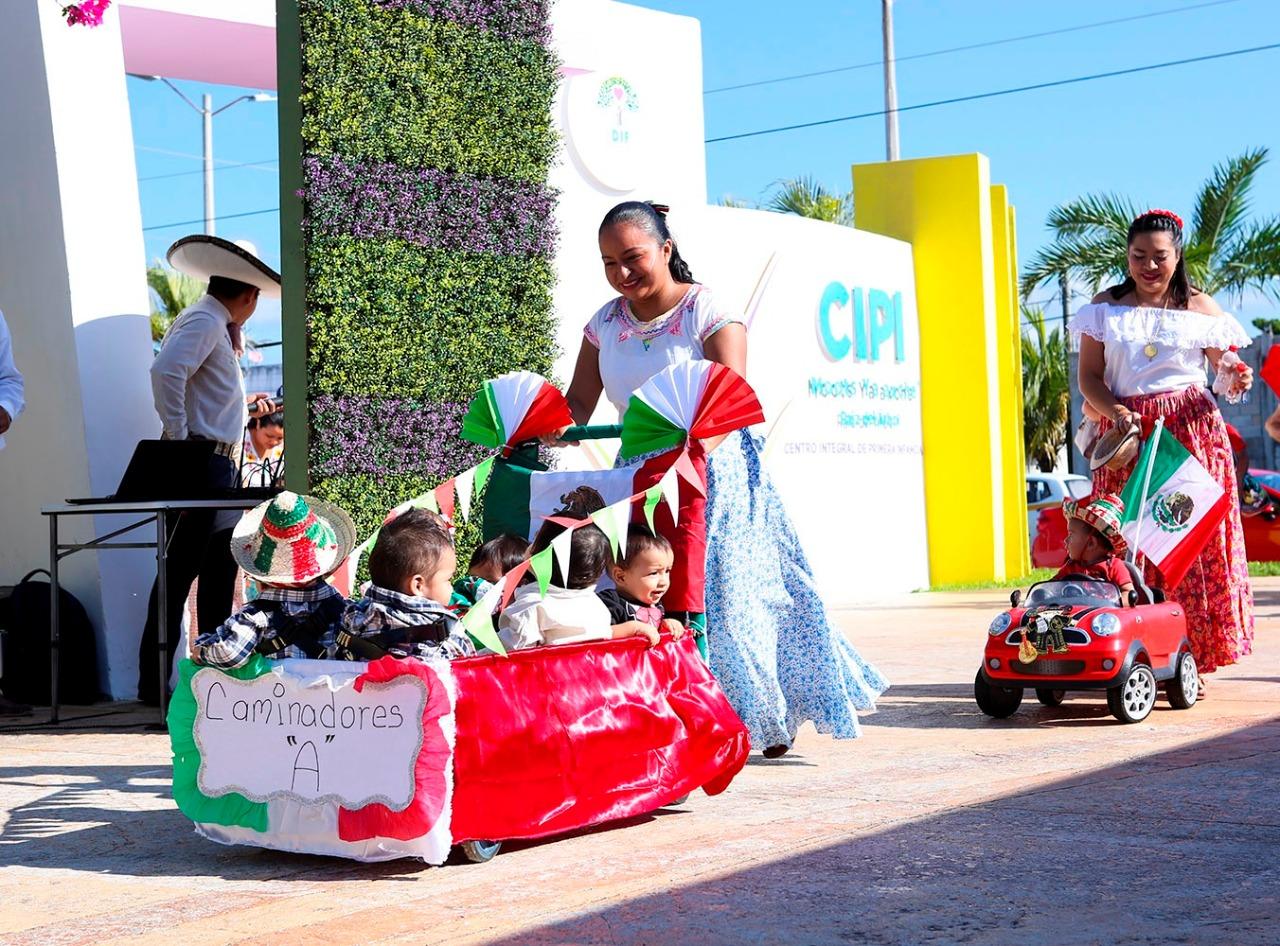 Fomenta DIF Quintana Roo en niñas y niños las tradiciones y cultura de México  •Más de 250 niñas y niños del CIPI Y CENDI 1 participaron en sus festivales patrios  •Se promueve la convivencia y unión familiar entre padres e hijos y el amor a la Patria   Chetumal.- Con el objetivo de fomentar en las niñas y niños las tradiciones y cultura de México, el Centro Integral  de Primera Infancia (CIPI) Moots Ya´axché  y el Centro de Desarrollo Infantil (CENDI) 1 llevaron  a cabo sus festivales patrios, en los que p