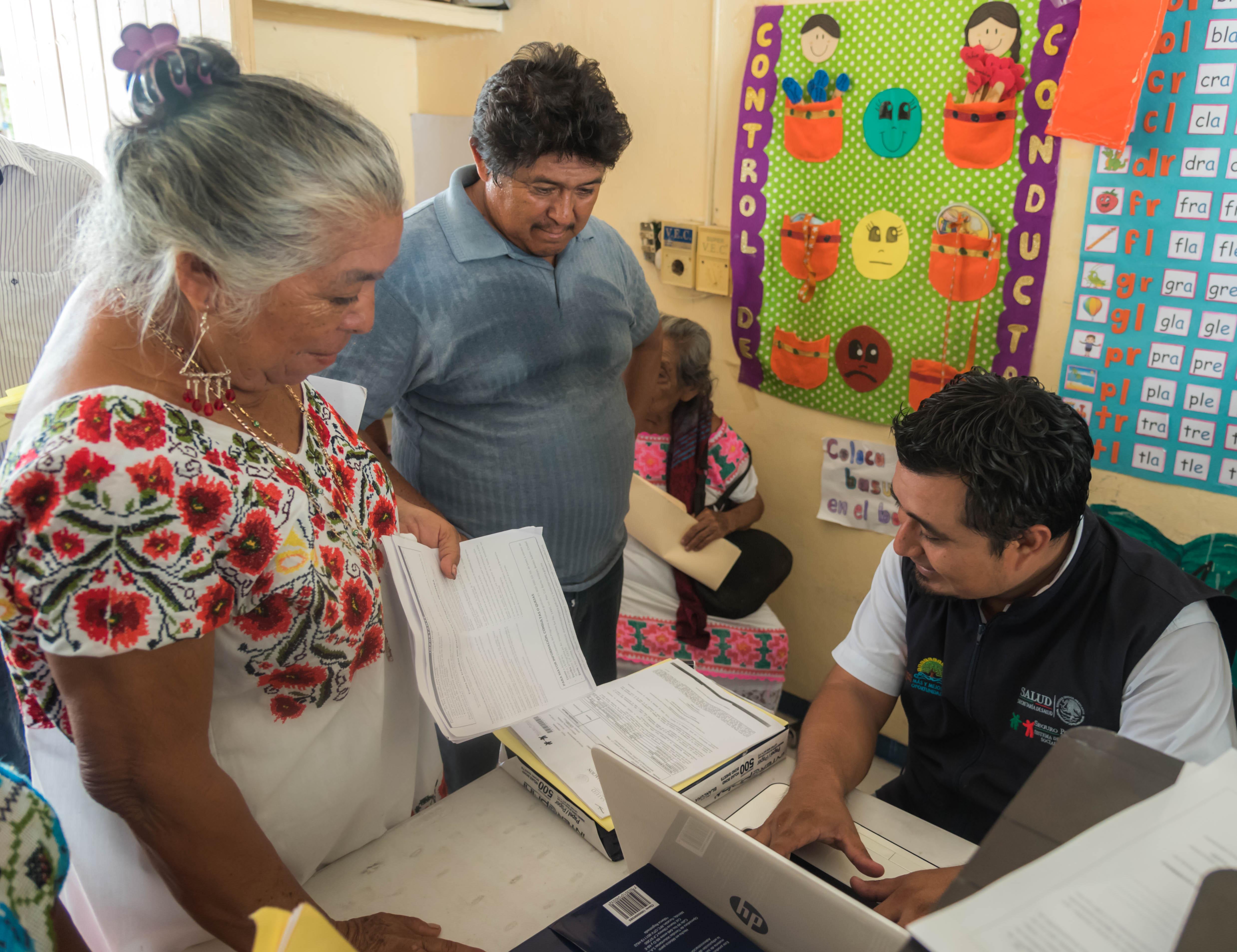 Reconoce Carlos Joaquín a los trabajadores del Régimen Estatal de Protección Social en Salud de Quintana Roo