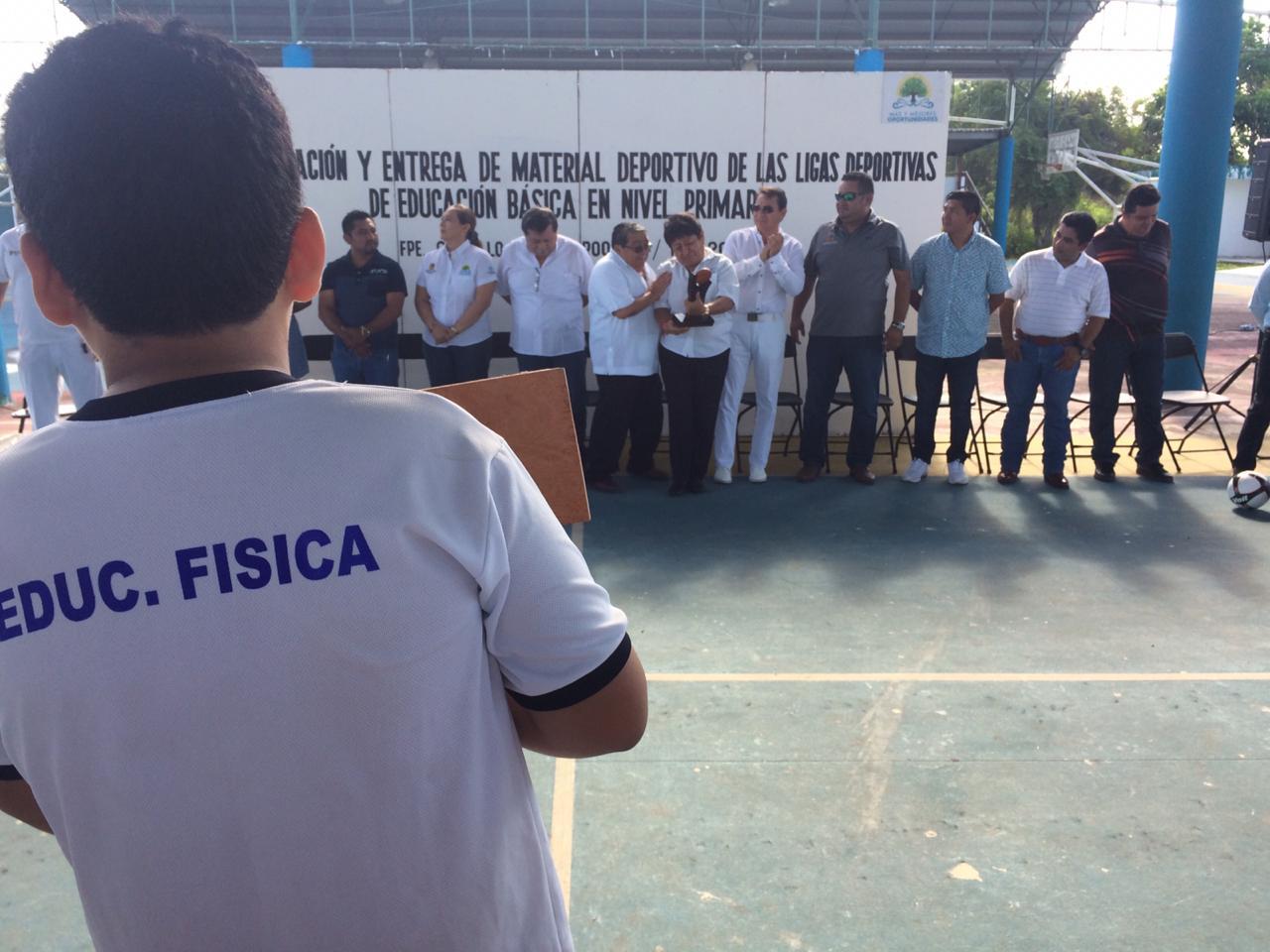 Se entrega material a promotores deportivos del sector escolar en Felipe Carrillo Puerto