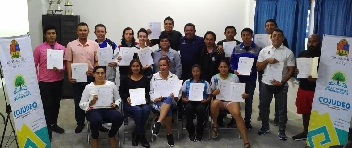 Reciben diplomas entrenadores