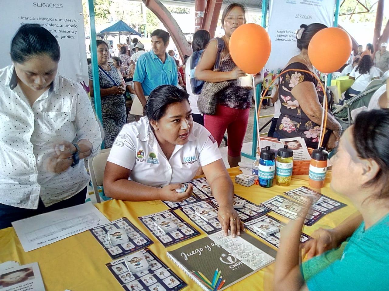 Atiende Caravana Juntos a población de Caobas y localidades aledañas