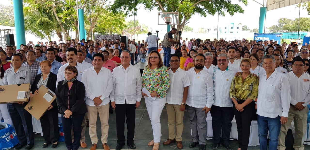 Entregan 695 equipos a  trabajadores de la educación