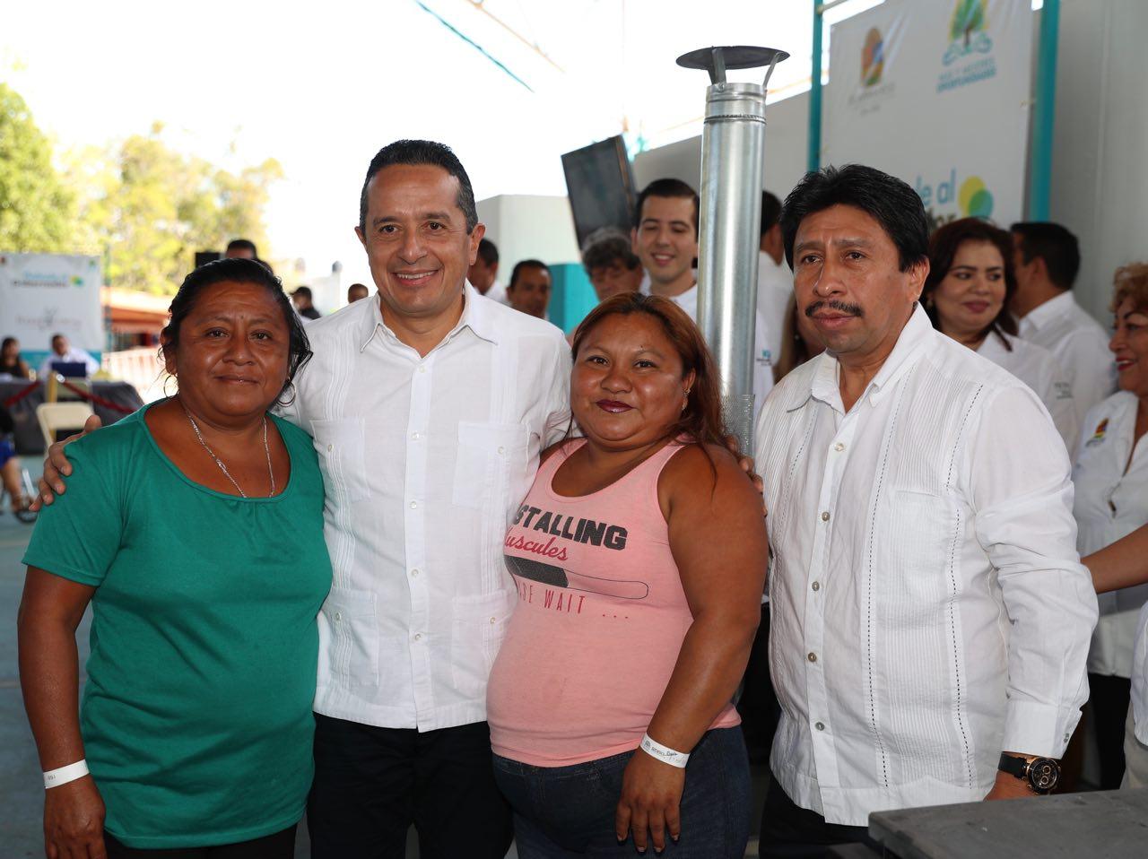 Para reducir la desigualdad, familias de Tulum reciben estufas ecológicas