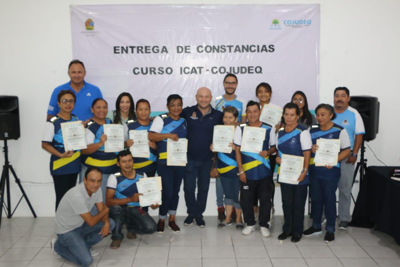 Reciben constancias personal del CEDAR que acreditan la conclusión satisfactoria del curso “Manejo higiénico de los alimentos”