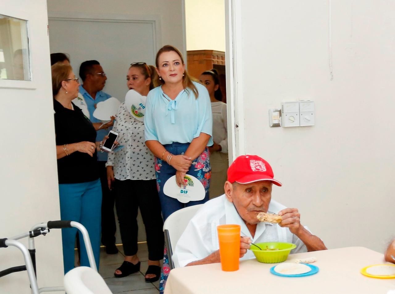 Gaby Rejón de Joaquín realiza recorrido por obras que se realizan en la Casa Hogar de las Personas Mayores