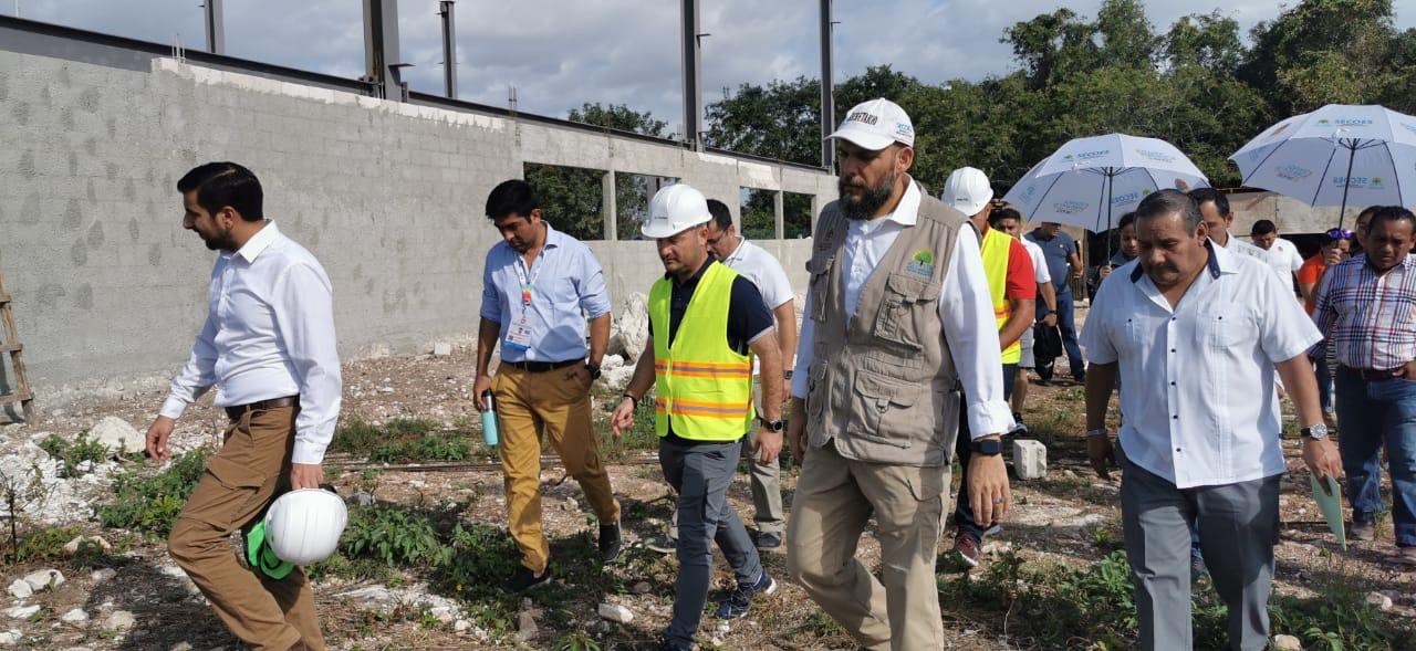 Supervisan la construcción de la Escuela Regional de Béisbol