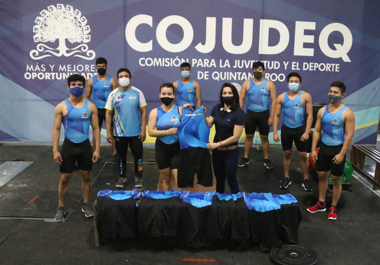 Pesistas reciben sus uniformes de competencia