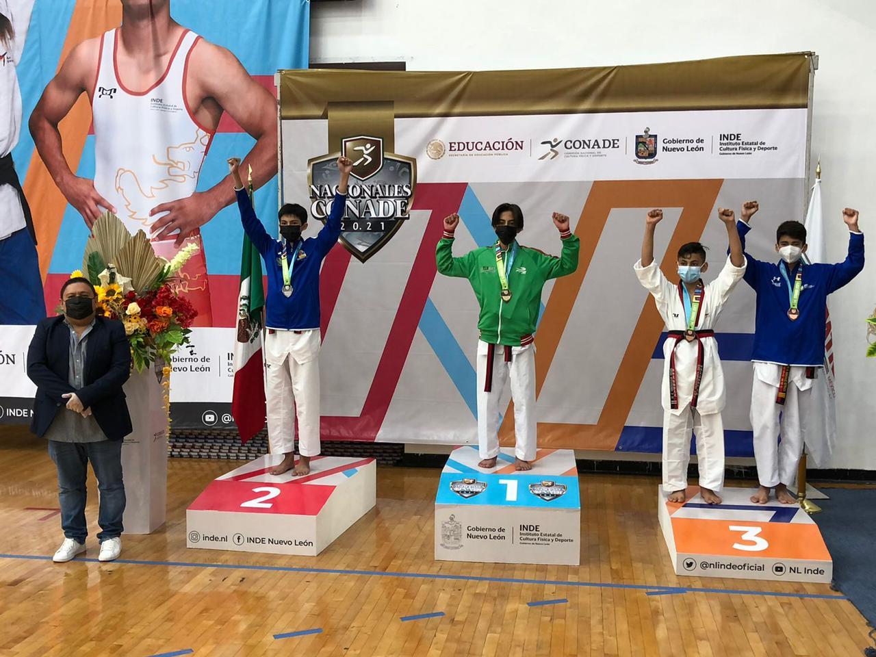 El el podio de campeones el taekwondoín quintanarroense Oliver Flores