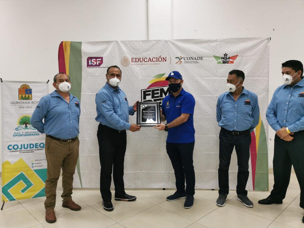 Recibe titular de la COJUDEQ reconocimiento de la Federación Mexicana de Deporte Escolar