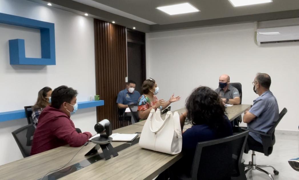 Titular de la COJUDEQ escucha a padres de familia de atletas del CEDAR