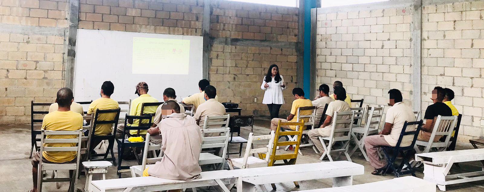 El CEPSQROO realizó el taller “Proyecto de Vida” que brinda atención psicoeducativa a personas privadas de la libertad Chetumal.- “Todos los sectores de la sociedad son muy importantes para la gobernadora Mara Lezama, pero nos pidió atender de manera muy especial a las personas que se encuentran recluidas en el Centro de Reinserción Social (CERESO) y están a punto de salir; a quienes debemos preparar psicológica y educativamente para su reinserción en la sociedad”, dijo Adrián Martínez Ortega, titular del S