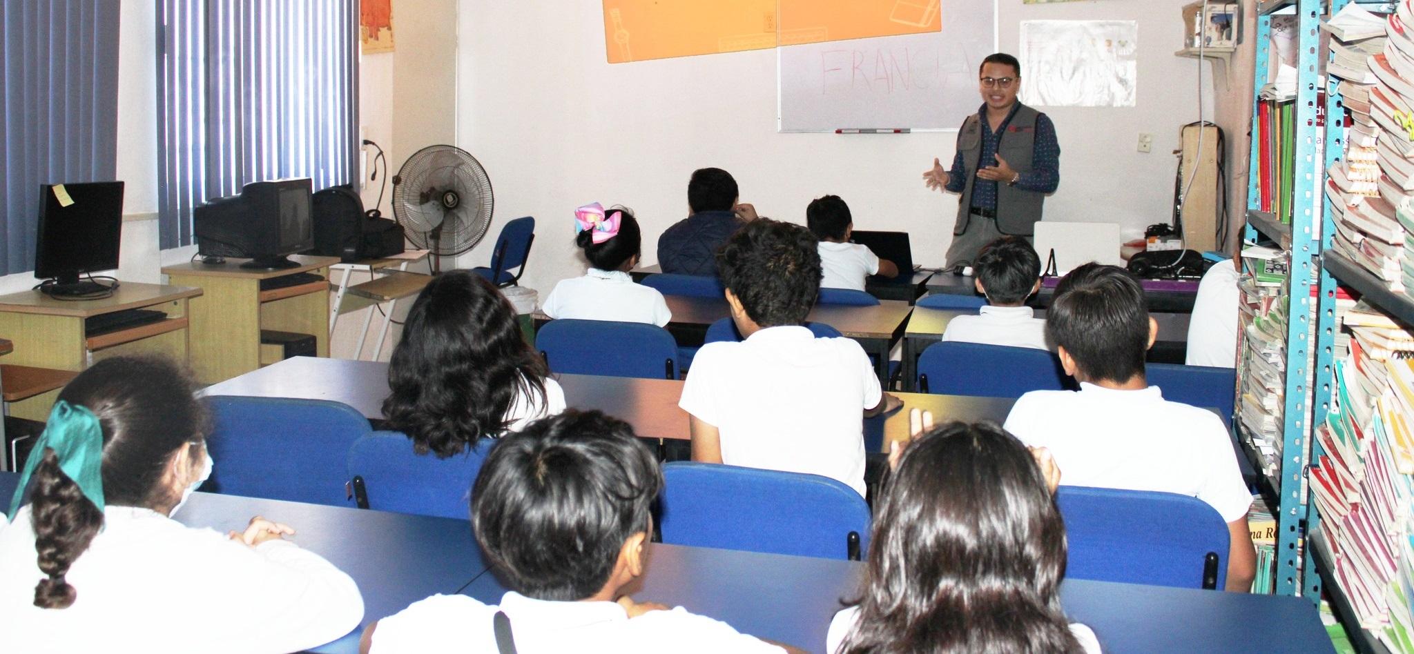 Taller "Prevención del grooming y buen uso de redes sociales" a estudiantes del Centro Escolar Escocia en la ciudad de Chetumal
