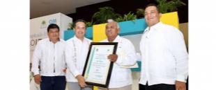 Acompañamos al gobernador Carlos Joaquín en la entrega de reconocimientos a servidores públicos por sus años de servicio en el marco del Día del Empleado Estatal 2017.