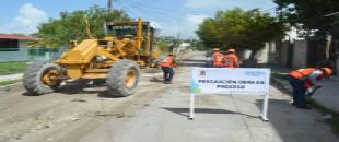 La SINTRA trabaja en la rehabilitación de calles y banquetas en las colonias fraccionamiento Del Mar y La Isla en Chetumal