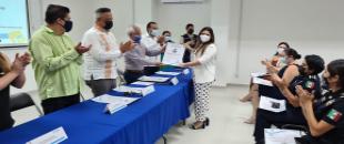 Entrega de constancias de capacitación de diplomado de trata de personas.